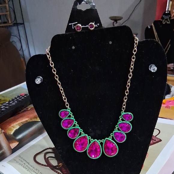 Taramanda Gold and Pink Teardrop Necklace Set . - Picture 12 of 15
